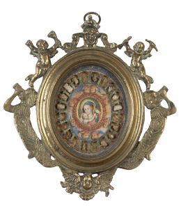 1265.  Relicario de dos vitrales de papel pintado con distintas reliquias, de santos, los Apóstoles y de la Virgen; bajo arcos de medio punto, con marco de bronce dorado.España, S. XVII.