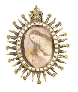 1264.  Firmeza barroca de bronce dorado y esmalte, con un vitral y la Magdalena penitente, en el reverso la exaltación de la Eucaristía.España, S. XVII.