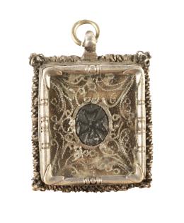 1272.  Medalla devocional con filigrana de dos vitrales con la Virgen en uno y cruz en el otro.España, S. XVII - XVIII.