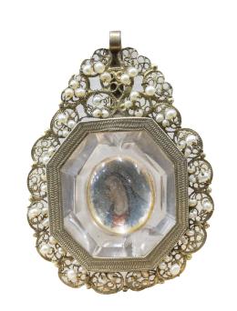 1266.  "Santa".Relicario con marco de plata dorada, perlas, filigrana y cristal de roca.España, S. XVII.