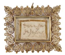 1271.  "Santa Teresa de Jesús".Relicario con marco de oro en filigrana con inscripción.España, S. XVII.