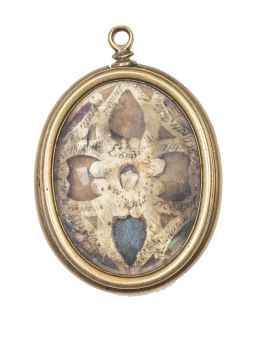 501.  Relicario de dos vitrales con filacterias y marco de bronce dorado, con reliquias de diferentes santos como Santa Teresa de Jesús, San Juan de la Cruz, San Blas Obispo...España, S. XVIII.