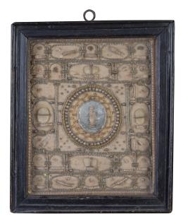 1258.  Relicario en tela, abalorios, filacterias e hilos a cordoncillo; con reliquias de diferentes santos y marco de madera.España, S. XVIII.