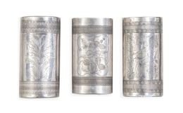 500.  Lote de tres pureras de plata grabada. Con marcas.Cristóbal José de León, Antonio Castejón, Córdoba 1859.