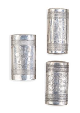 1087.  Lote de tres pureras de plata con decoración grabada. Con marcas.Antonio Merino, Córdoba, S. XIX, Cristóbal José de León y M. Giménez, Córdoba 1868 y Rafael de Martos y M. Álvarez, Córdoba, 1872.