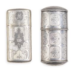 724.  Lote de dos pureras de plata y plata vermeille, grabada con flores. Una ley 950 con marcas de Minerva, otra con Mercurio con marcas de exportación.Francia, finales del S. XIX.