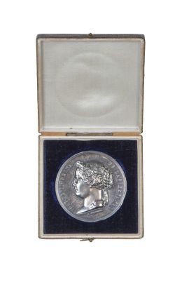 1258.  L.HarchonniIsabel II Reina de las Españas.En el reverso leyenda. La Casa de La moneda de Madrid visitada por S.S.MM V diciembre MDCCCLXII.