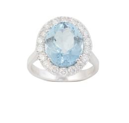 329.  Sortija con aguamarina oval de 5 ct aprox orlado de brillantes