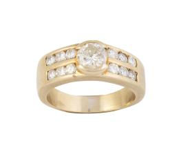 173.  Sortija tipo chevalière de brillante central flanqueada por doble línea de tríos de brillantes