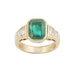 162.  Sortija de esmeralda talla esmeralda, flanqueado por dos diamantes talla esmeralda escalonados