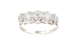 246.  Sortija cintillo de brillantes de tamaño creciente hacia el centro