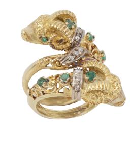 157.  Sortija años 40 con dos cabezas de carneros, decorados con diamantes y esmeraldas