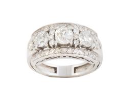 150.  Sortija c. 1930 con tresillo de brillantes de talla antigua entre tríos de brillantes 