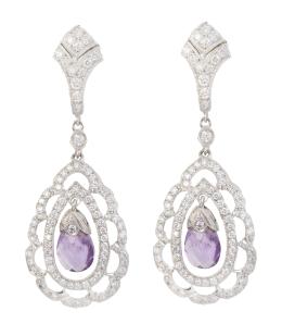 101.  Pendientes largos estilo Belle Époque de brillantes, con diseño de lágrima lobulada calada con perilla facetada de amatista colgante en su centro
