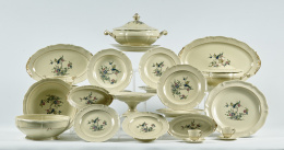 514.  Vajilla en porcelana con decoración pintada de pájaros en un árbol con flores marcada: “Angienne Fabrique, Royale, Limoges.Francia, primera mitad del S. XX..