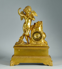 983.  Reloj en bronce dorado con un “putto” apoyado a un tronco.Francia, S. XIX