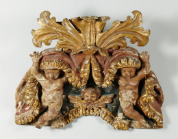 1023.  Fragmento de retablo con dos “putti” sustentando una “drapperi”, bajo hojas de acantoTrabajo español, S. XVIII.