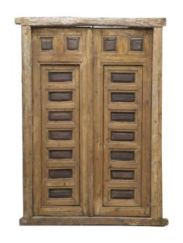 735.  Puerta de madera de pino tallada decorada con cuarterones.España, S. XVIII.