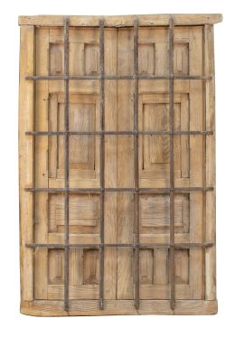 1446.  Ventana de madera tallada con cuarterones, con reja de hierro forjado.España, S. XVIII.