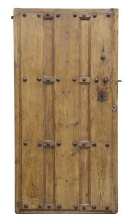 724.  Puerta de madera de pino con tachuelas aplicadas y cerradura de hierro recortada.Trabajo español, S. XVIII.
