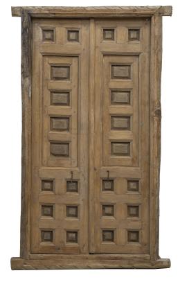 728.  Puerta de madera de pino tallado con cuarterones, con dos hojas que se abren.España, S. XVIII.