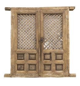 734.  Puerta de madera de pino con cuarterones y retícula, cerradura de hierro recortada.España, S. XVIII.