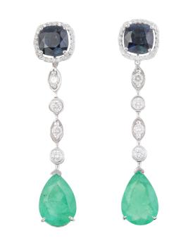 298.  Pendientes largos de zafiros, brillantes y esmeraldas, con zafiros superiores talla cojín orlados de brillantes de los que pende línea de brillantes y perilla de esmeralda colombiana