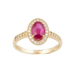 278.  Sortija de rubí oval de 1,18 ct orlado por marco de brillantes, y con brillantes en los brazos de la montura