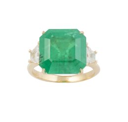 291.  Sortija con esmeralda talla cuadrada de 8,40 ct flanqueada por dos diamantes talla trapecio
