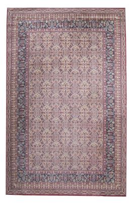 640.  Alfombra en lana de campo granate y decoración geométrica.
