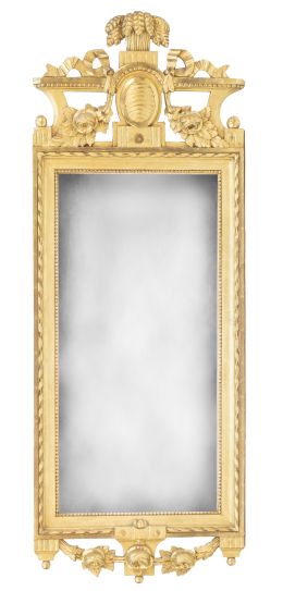 674.  Espejo de madera tallada y dorada decorado con lazos y rosas.Trabajo sueco, finales del S. XIX.