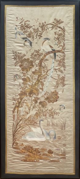 1177.  Bordado en seda "a pintura" con pájaros, ave del paraiso, una mariposa y dos cisnes.China, finales del S. XIX.