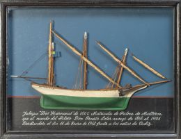 644.  Maqueta del jabeque "Dos Hermanas" sobre fondo pintado, con marco de madera tallada y pintada de negro.Primera mitad del S. XX.