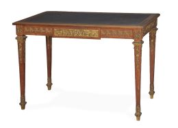 1130.  Mesa de centro de estilo Luis XVI con aplicaciones de bronce dorado.Francia, principios del S. XX.