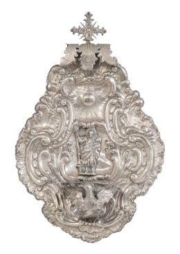 515.  Benditera de plata en su color, con decoración repujada de rocalla y tornapuntas en "c".España, S. XVIII.