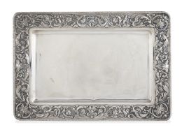 1249.  Bandeja rectangular de plata con perímetro repujado con flores y hojas, ley 916. Con marcas.S. XX.