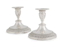 1271.  Pareja de candeleros de metal plateado. Marcados.England Sheffield, Inglaterra, S. XX.