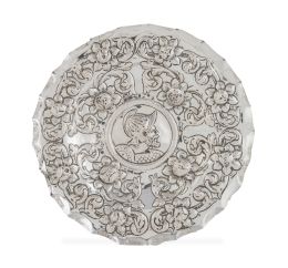 1345.  Bandeja circular historicista de plata repujada con rostro masculino de perfil.h. 1900.