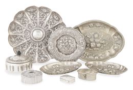 744.  Lote de una bandeja oval de alpaca y ocho piezas de plata: centrito circular repujado por flores, dos centrito ovales con frutos repujados, centrito circular con puttis de ley 916, caita circular con interior vermeille, cajita circular de ley 925, cajita con tapa de nácar y cajita rectangular ley 925.S. XX