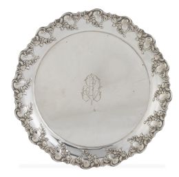 1359.  Bandeja circular art nouveau con iniciales "AD" grabadas y perímetro repujado.Principios de S. XX.