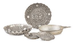 743.  Lote de cinco piezas de plata: dos bandejas circulares repujadas con flores, S. XX; centrito con tres monedas fechadas 1734, 1801 y otra de época Carlos III montadas en plata de la Joyería Montejo, S. XX; y pareja de centros circulares con frutos repujados y alero rizado, con marcas de Londres, 1900.