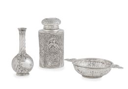 711.  Lote de jarroncito de plata sin marcas; bote con tapa de plata repujada con puttis, con marcas de Chester, 1902; y un centro con asas y decoración calada, con marcas de Synier & Beddoes, Birmingham, 1910.