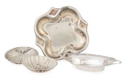 1360.  Lote de cuatro piezas formado por: centrito con asas de plata ley 800, pareja de conchas de plata y un centro de alpaca.S. XX.