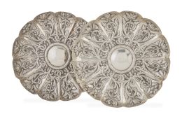 1260.  Pareja de bandejas circulares de plata repujadar con flores.S. XX.