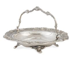 1268.  Cestita con asa de plata con perímetro repujado e iniciales "ARB" grabadas. Con marcas.Alemania, principios del S. XX. 