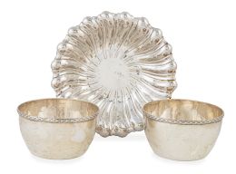 1269.  Lote de un centrito de plata de la Joyería Agruña y dos lavafrutas de plata ley 916, con marcas, Joyería Sanz.S. XX.