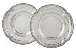 1254.  Pareja de bandejas circulares de plata con hojas y contarios en el perímetro.S. XX.