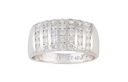 287.  Sortija ancha con bandas de brillantes engastados en carril