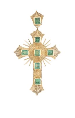 201.  Cruz colgante con seis esmeraldas de talla cuadrada, y deco