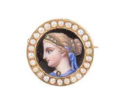 24.  Broche circular francés c. 1850, con busto de dama en esmalte con diadema de diamantes talla rosa y marco exterior de perlas finas